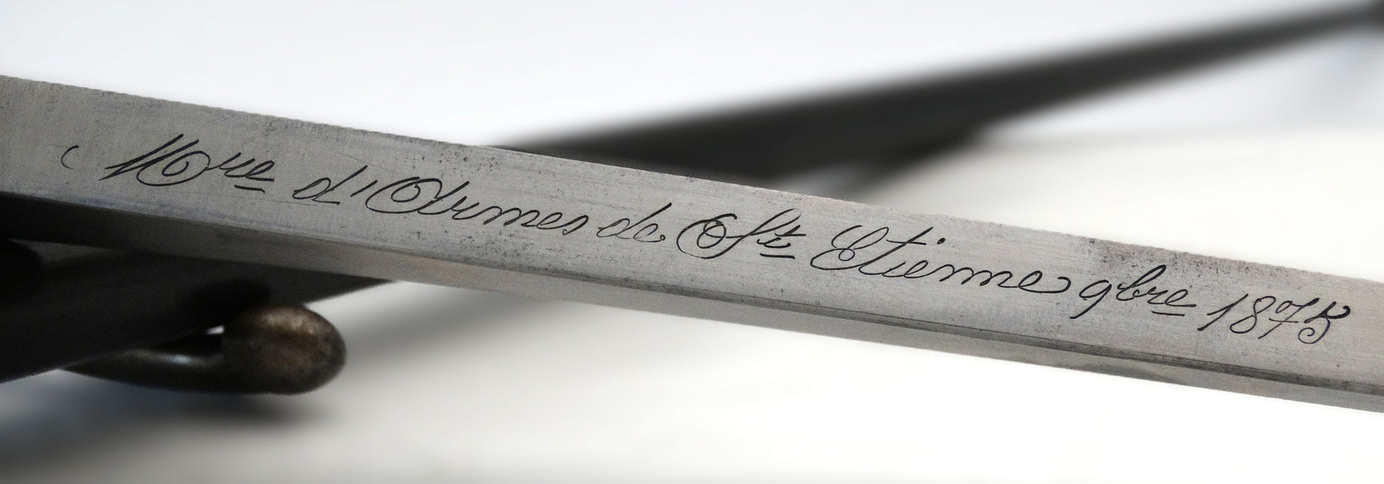 Baïonnette Gras Modèle 1874 – Infanterie de Marine — Monomatricule.
Zoom sur marquage talon de lame. Manufacture d'armes de st Etienne septembre 1875.