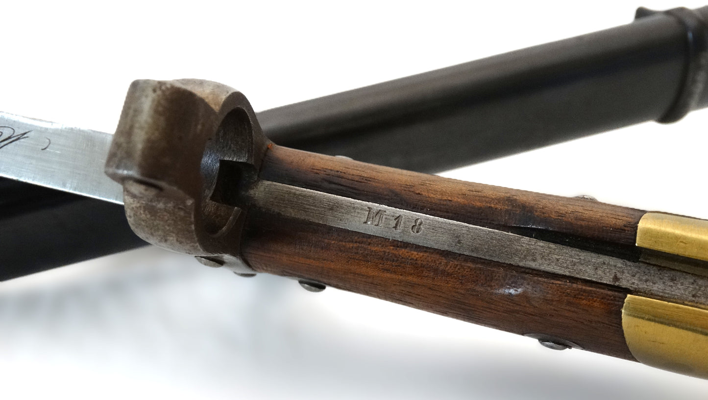 Baïonnette Gras Modèle 1874 – Infanterie de Marine — Monomatricule.
Zoom sur rail poignée marquage M18.
