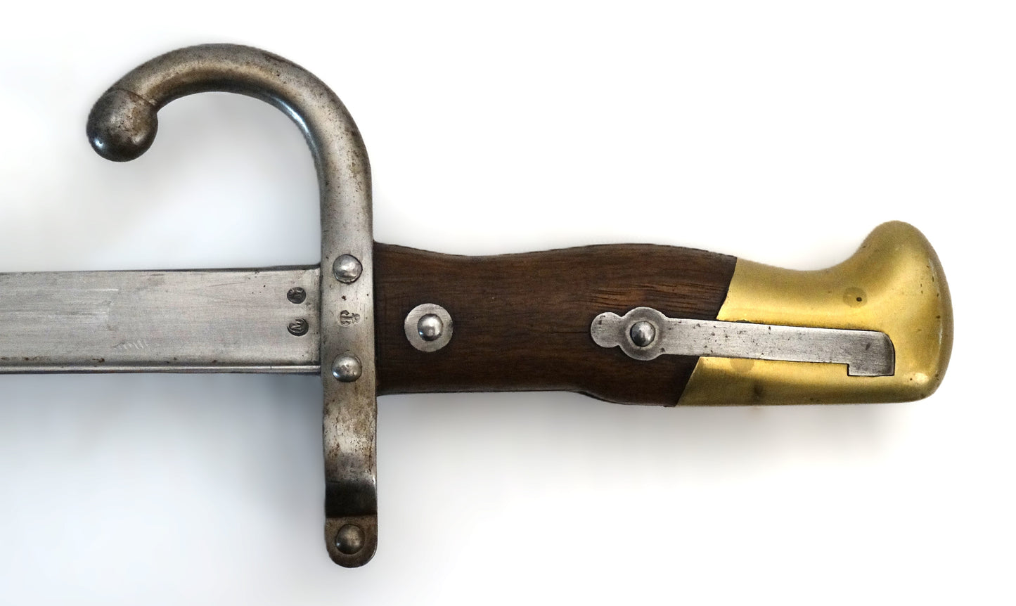 Baïonnette Gras Modèle 1874 – Infanterie de Marine — Monomatricule.
Zoom sur poignée coté gauche.