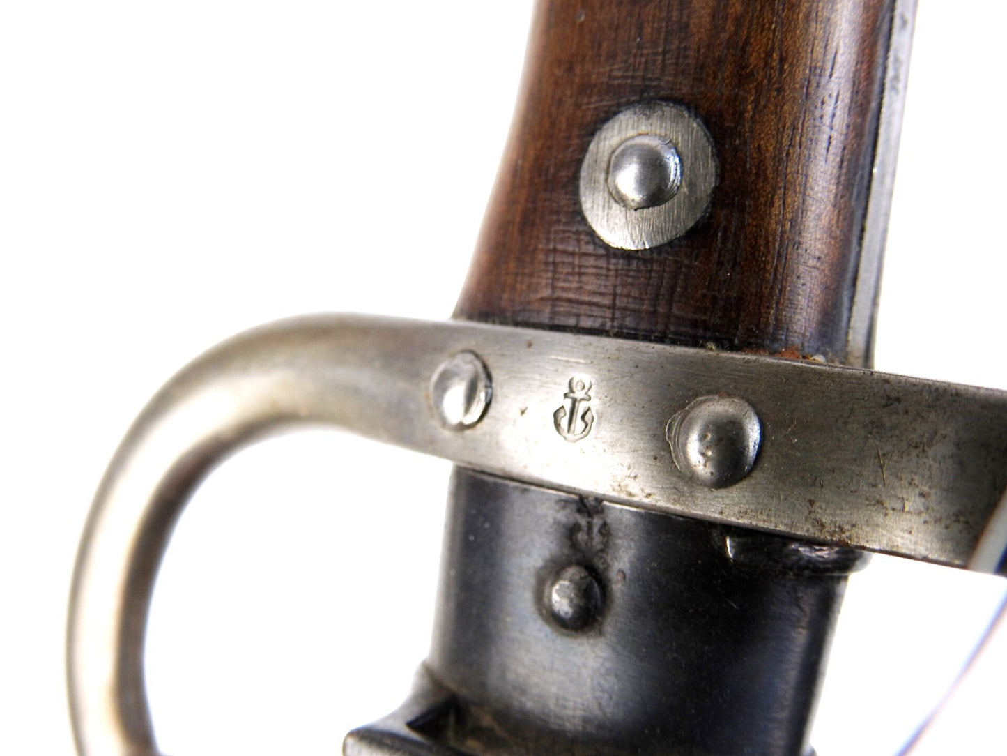 Baïonnette Gras Modèle 1874 – Infanterie de Marine — Monomatricule.
Zoom sur ancre de marine sur fourreau et quillon.