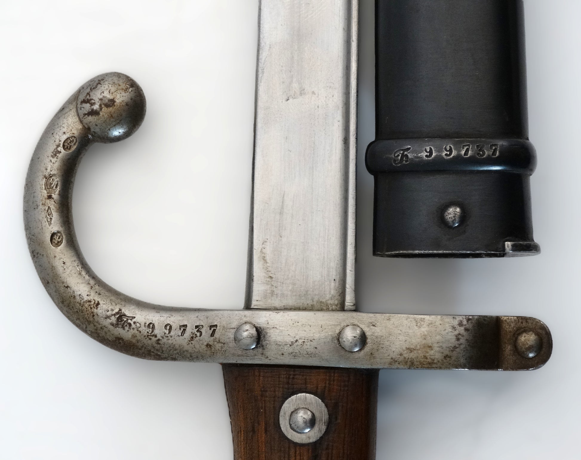 Baïonnette Gras Modèle 1874 – Infanterie de Marine — Monomatricule.
Zoom sur quillon et marquage fourreau multiple poinçons. 