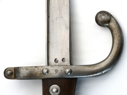 Baïonnette Gras Modèle 1874 – Infanterie de Marine — Monomatricule.
Zoom sur quillon marqué de l'ancre et poinçons de contrôleur.